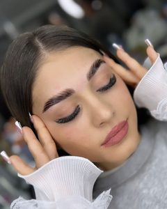 Diseño de cejas y pestañas para realzar la mirada