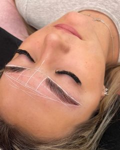 Diseño de cejas personalizadas en Quito