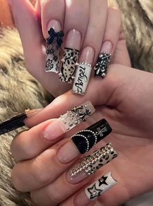 Diferentes estilos de uñas Y2K