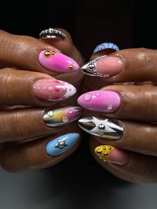 Nail art Y2K personalizado en Quito