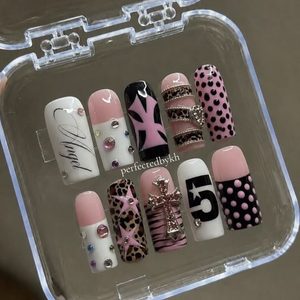 Diseños de press on nails inspirados en la estética Y2K
