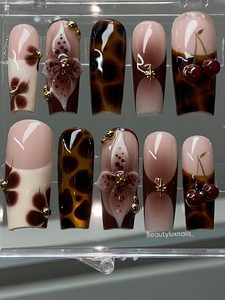 Uñas con diseños Y2K inspiradas en los años 2000
