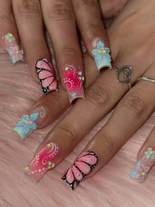 Uñas estilo 2000 con diseños de mariposas