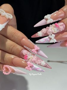 Uñas Y2K de estilo girly
