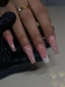 Uñas Y2K con diseños de mariposas