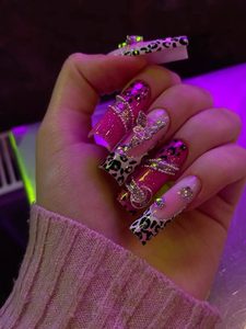 Uñas Y2K personalizadas en Quito